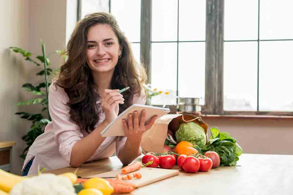 Fotografía de mujer con frutas y verduras