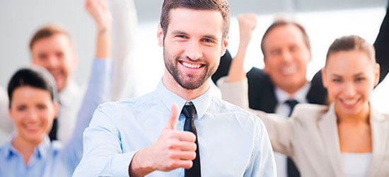 Trabajadores felices con el dedo indicé levantando, comunicando felicidad.