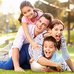 Familia: conformada por hombre, mujer, niño y niña, abrazados felices.