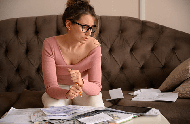 Mujer pagando deudas