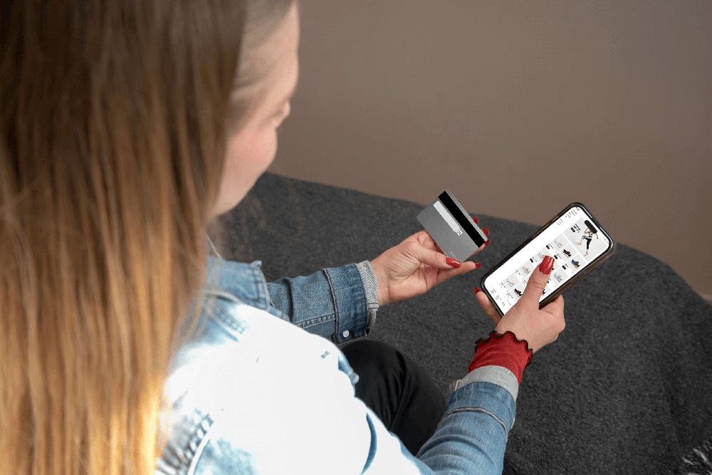 Manos con celular con icono de peligro