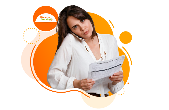Mujer sosteniendo una carta de reporte a centrales de riesgo y atendiendo una llamada
