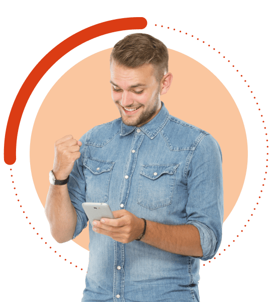 Mujer sonriendo con un portatil en sus manos