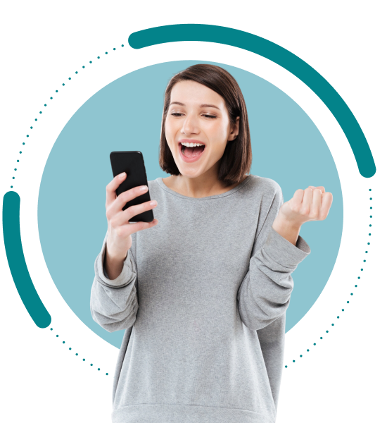Mujer sonriendo con un portatil en sus manos