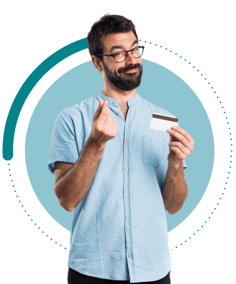 Mujer con celular y tarjeta de crédito en mano