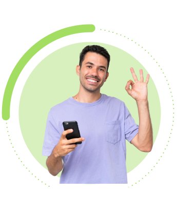 Hombre con un celular en la mano y señalando con el dedo