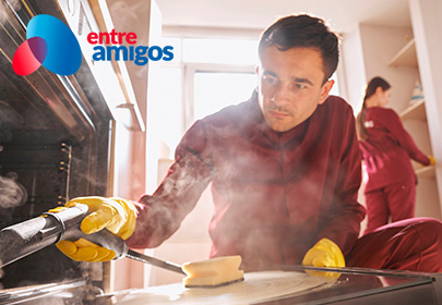 hombre trabajando limpiando un horno