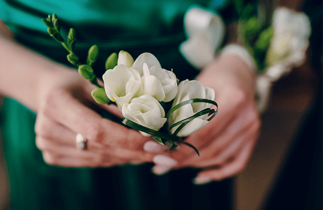 Manos con flores blancas