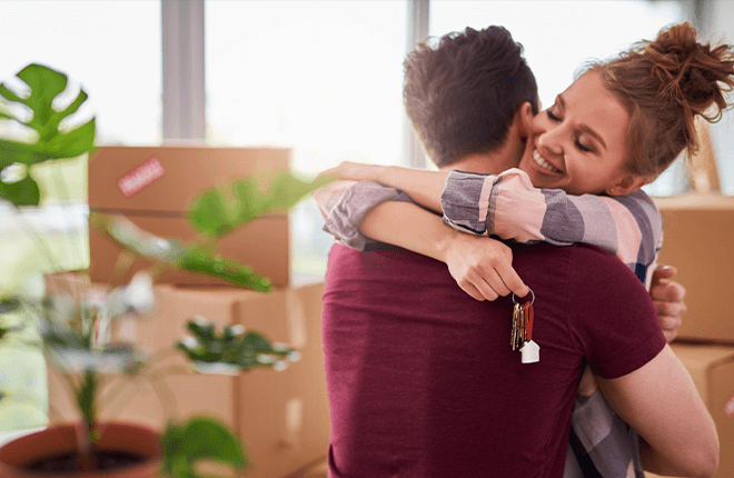 Pareja con llave y cajas