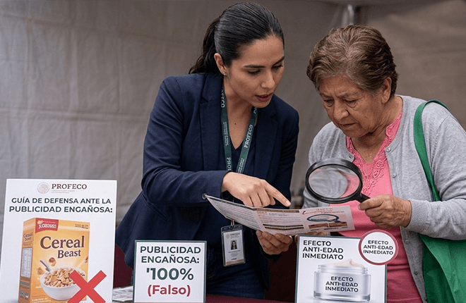 Abogada con mujer mayor