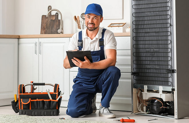 Pareja conduciendo un vehículo