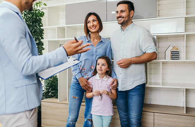 Pareja conduciendo un vehículo