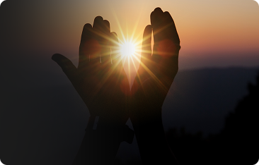 Fotografía de atarceder con manos en oración