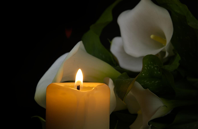 Vela y flores en funeral