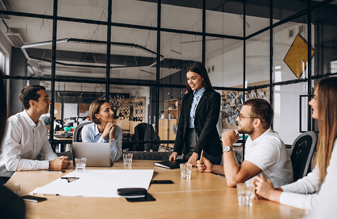 Sala de juntas con ejecutivos