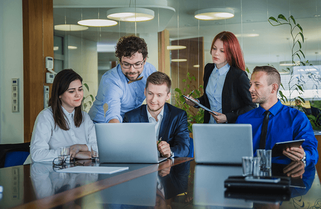 Sala de juntas con ejecutivos