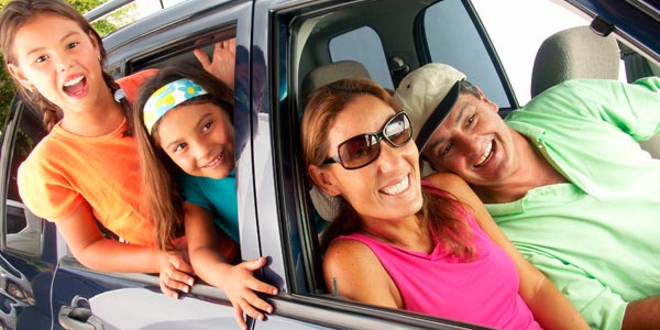 Familia feliz en un automóvil