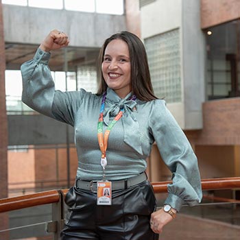 Manos sosteniendo una planta como símbolo de sostenibilidad y cuidado del medio ambiente