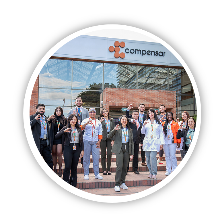 Hombre levantando las manos de espalda con arbol de fondo