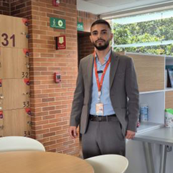 Manos sosteniendo una planta como símbolo de sostenibilidad y cuidado del medio ambiente