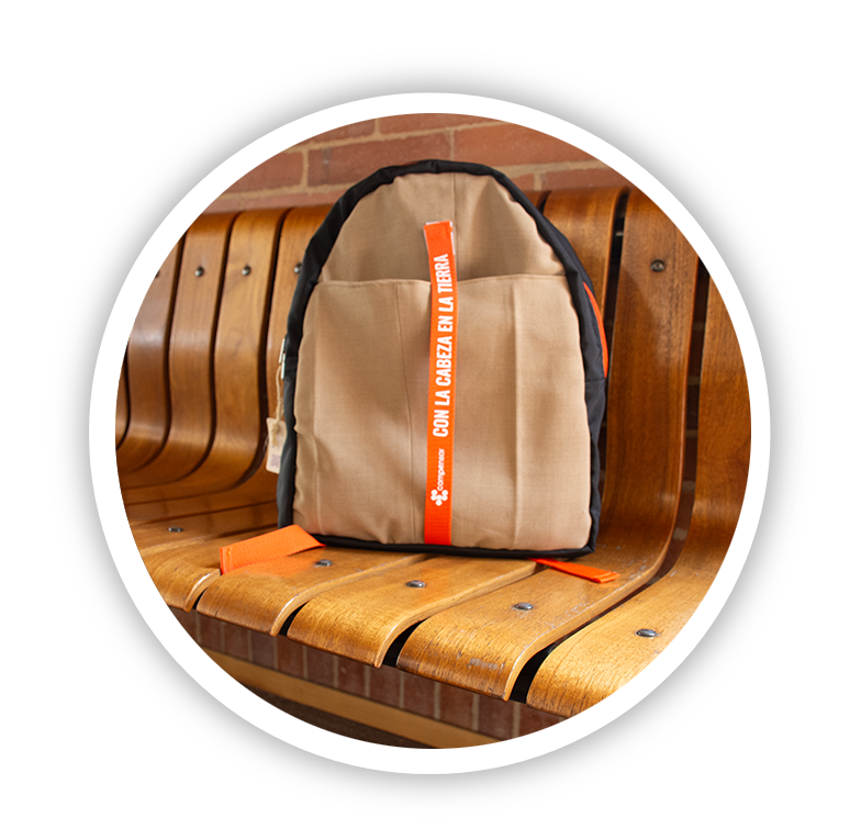 Hombre levantando las manos de espalda con arbol de fondo