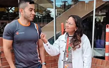 Primer plano de niño sembrando plantas