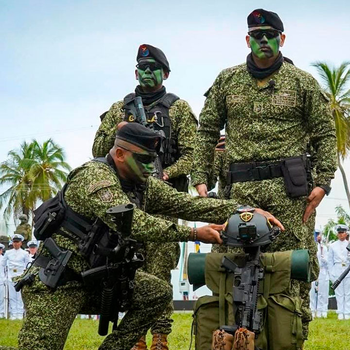 Alto oficial saludando a un grupo de oficiales mujeres