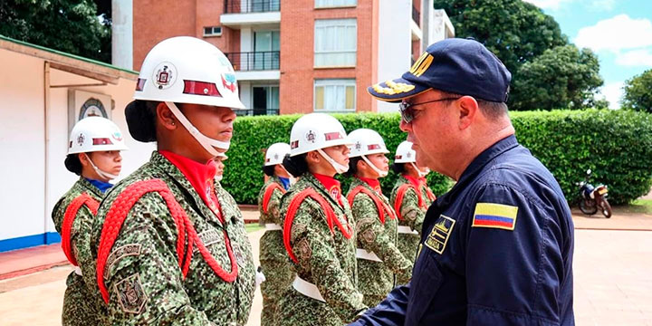 Alto oficial saludando a un grupo de oficiales mujeres