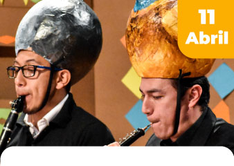 niños nadando en piscina