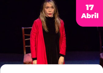 Niño viendo pelicula con comida y bebida en cine