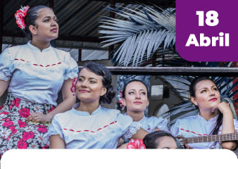 niños nadando en piscina