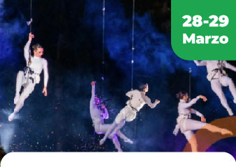 Niño viendo pelicula con comida y bebida en cine