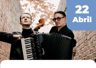 Niño viendo pelicula con comida y bebida en cine