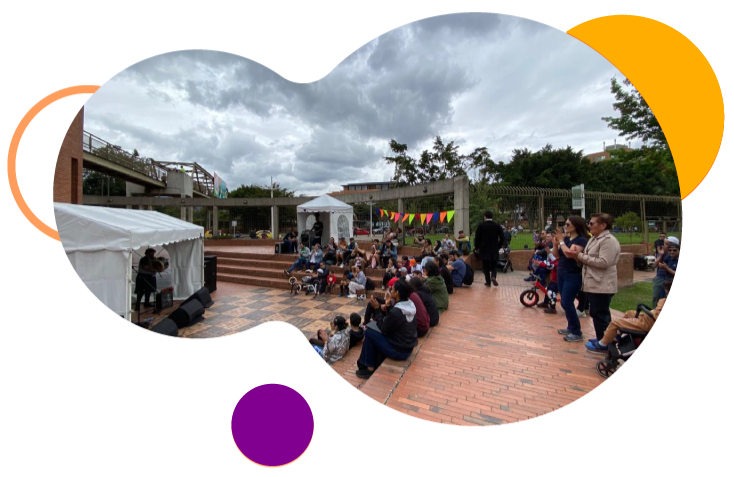 Auditorio empresarial con escenario iluminado y público en un evento