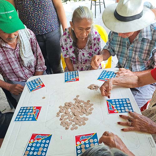 personas mayores jugando bingo