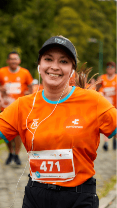 Imagen de una mujer corriendo el la Carrera Atlética 2024