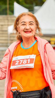 Imagen de una persona mayor corriendo el la Carrera Atlética 2024