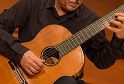Hombre tocando una guitarra acústica