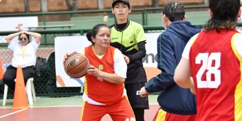 Equipo jugando baloncesto