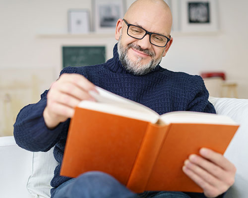 adulto mayor leyendo