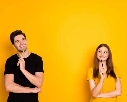 Hombre y mujer con fondo amarillos con gestos de pensar