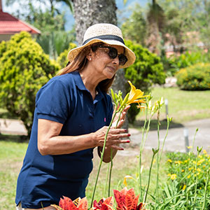 mujer mayor sosteniendo una flor