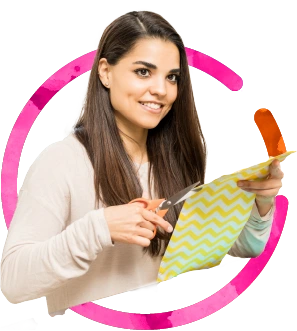 Mujer cortando una hoja de papel