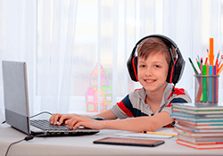 niño usando computadora sonriendo