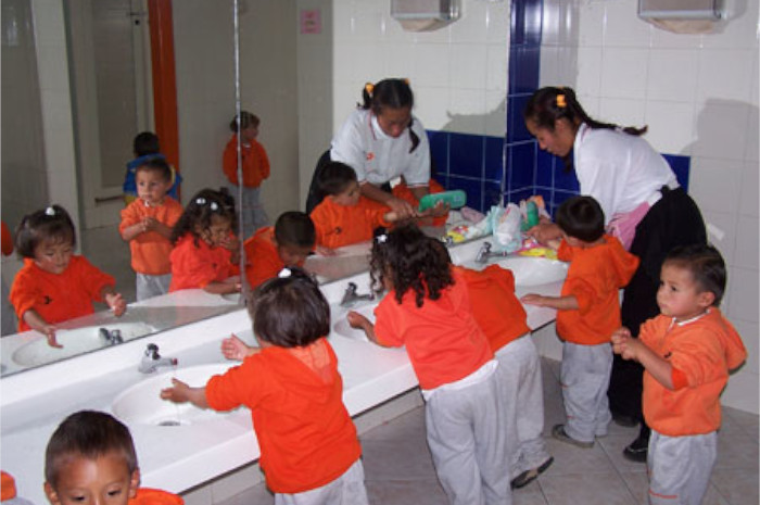 Niños lavandose las manos