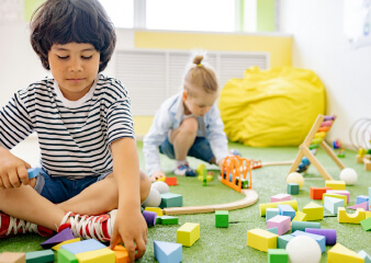 Niño y niña jugando con avión  