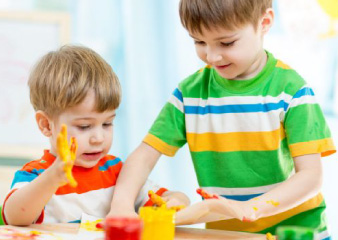 niños jugando con pintura