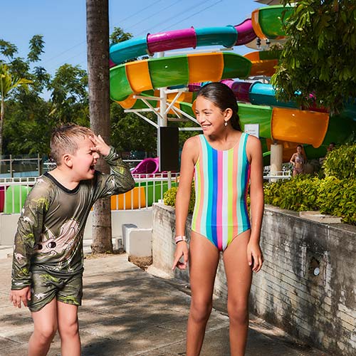 Niños felices disfrutando de las atracciones de Lagomar