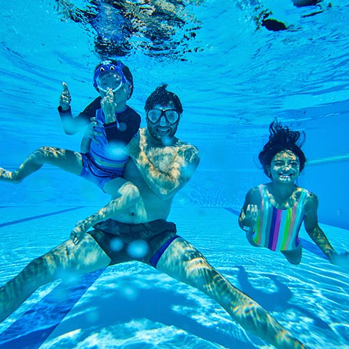 Familia feliz tomando una selfie bajo el agua