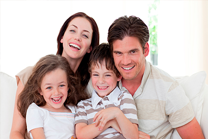 Familia sonriendo en primer plano, subsidio monetario Compensar